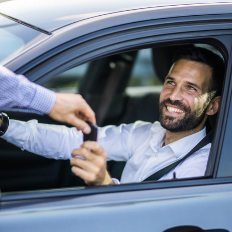 pessoa alugando um carro 01